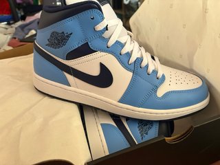 Nike Jordan 1 Mid Azul y Blanco