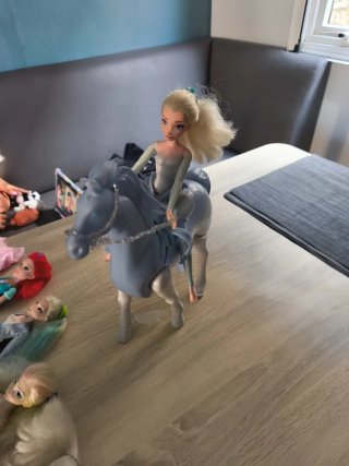 Muñecas Disney con Elsa y caballo de hielo