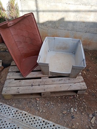 Caseta para perros de plástico roja y gris