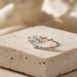 Anillo de oro con circonita