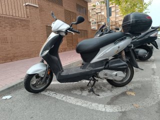 Kymco Agility 125 Scooter Plata/Negro
