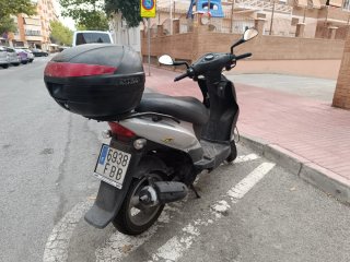 Kymco Agility 125 Scooter Plata/Negro
