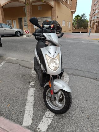 Kymco Agility 125 Scooter Plata/Negro