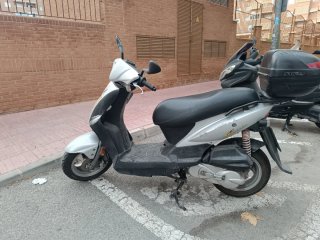 Kymco Agility 125 Scooter Plata/Negro