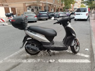 Kymco Agility 125 Scooter Plata/Negro