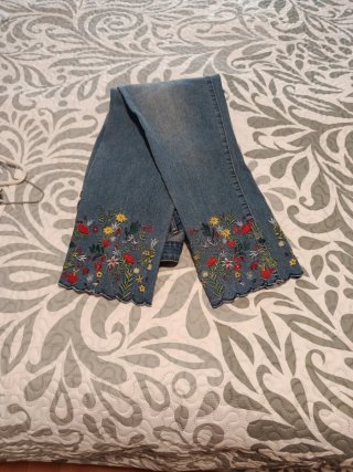 Pantalón vaquero bordado floral