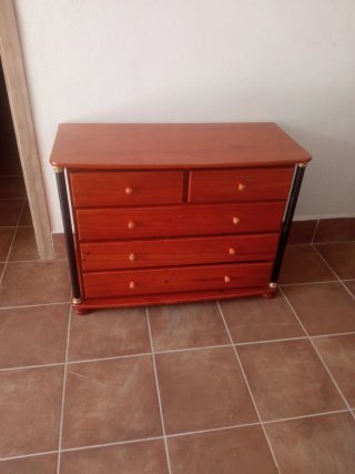 Cómoda de madera con 5 cajones