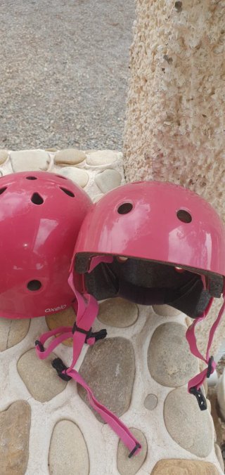2 Cascos Infantiles y Patines Talla Niño