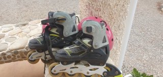 2 Cascos Infantiles y Patines Talla Niño