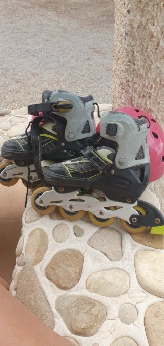2 Cascos Infantiles y Patines Talla Niño