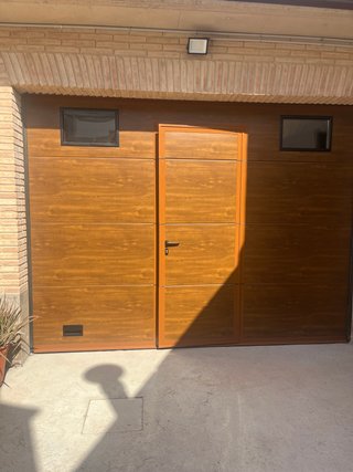 Placas de puerta seccional con herrajes