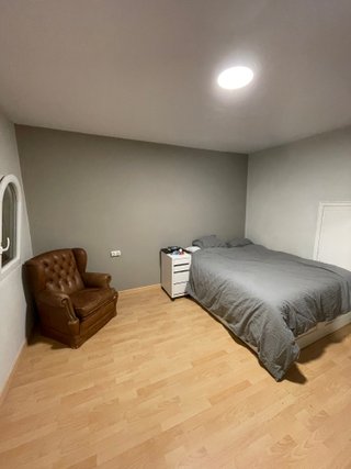 Sillón orejero clásico de piel marrón – capitoné