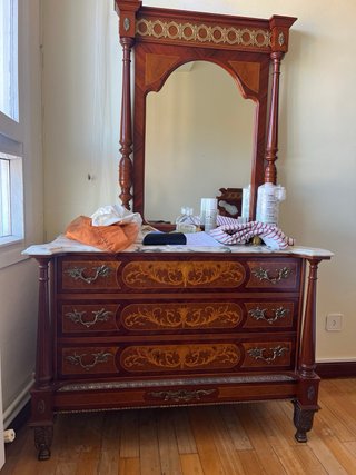 Cómoda de madera con mármol y detalles dorados