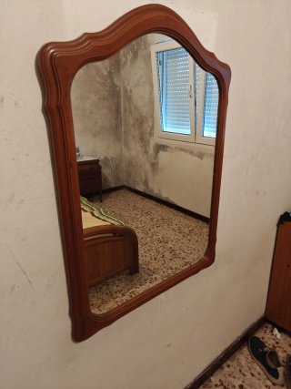 Espejo de madera con marco tallado