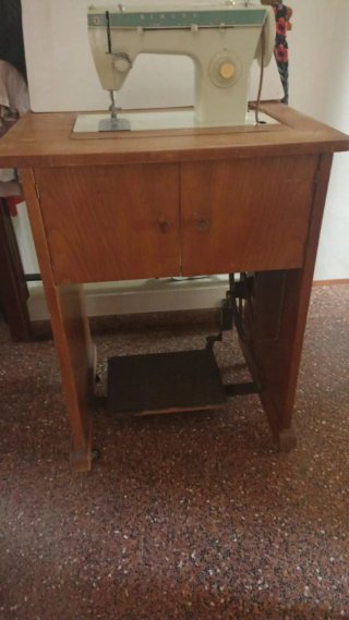Máquina de coser Singer 258 con mueble