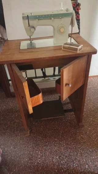 Máquina de coser Singer 258 con mueble