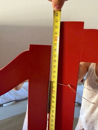 Cómoda roja con espejo