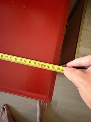 Cómoda roja con espejo