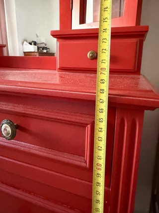 Cómoda roja con espejo