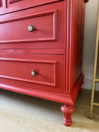 Cómoda roja con espejo