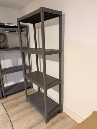 Estantería de plástico gris