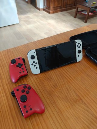 Nintendo Switch OLED Blanca y Roja