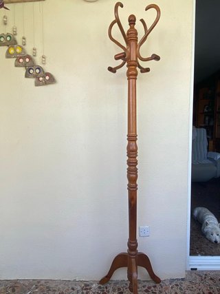 Perchero de pie de madera