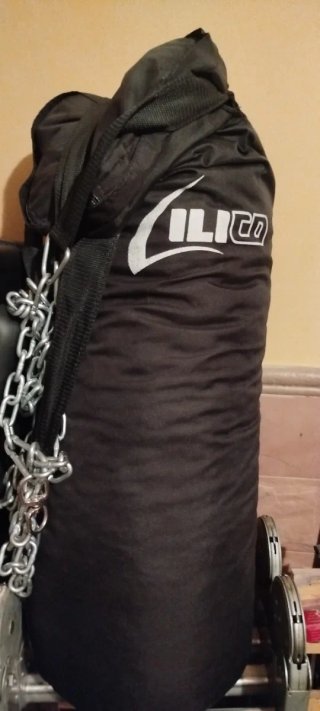 Saco de boxeo y guantes.