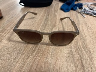 Gafas Ray-Ban con funda marrón
