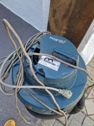 Aspiradora industrial, funcionando.