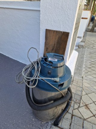 Aspiradora industrial, funcionando.