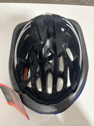 Casco de bicicleta blanco, azul y negro