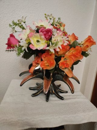 Jarrón antiguo cerámica flores artificiales