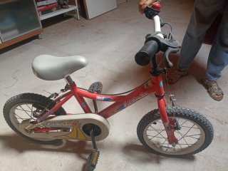Bicicleta infantil roja