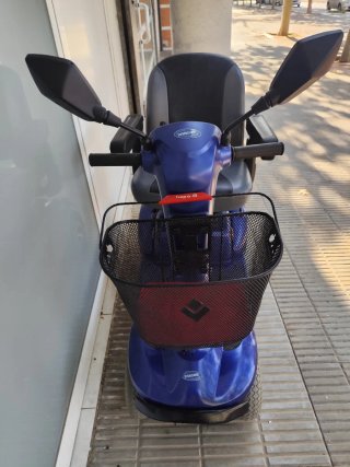 Silla de ruedas eléctrica azul