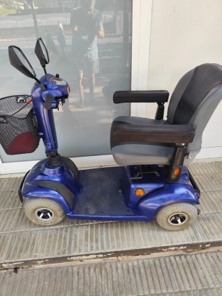 Silla de ruedas eléctrica azul
