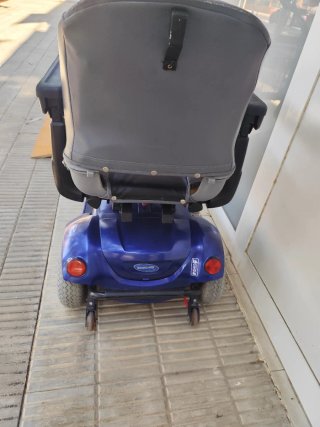Silla de ruedas eléctrica azul