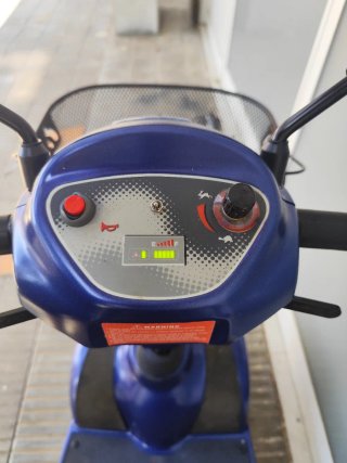 Silla de ruedas eléctrica azul