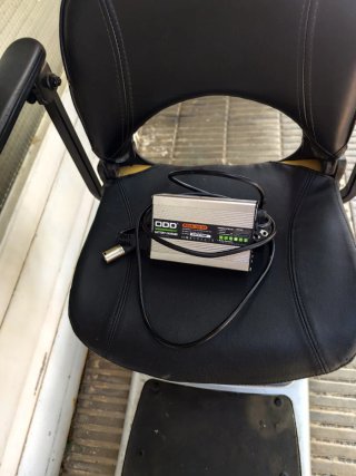 Silla de ruedas eléctrica azul