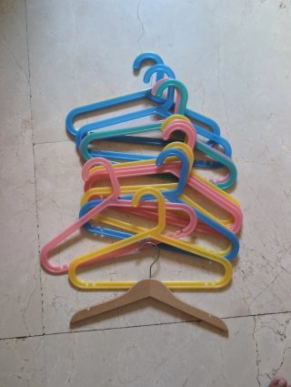 Lote Perchas Niños 16 de Plástico y 10 de Madera
