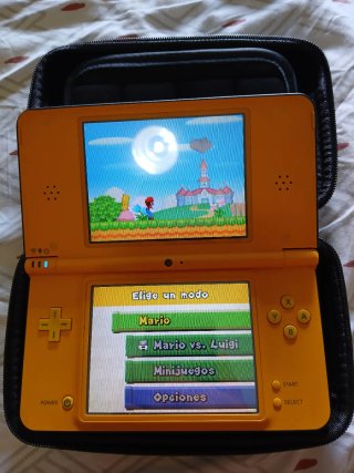 Nintendo DSi XL Amarilla + Accesorios