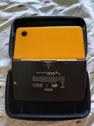 Nintendo DSi XL Amarilla + Accesorios