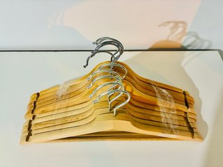 Lote 10 perchas de madera Ikea