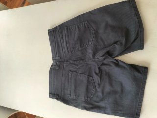 Bermudas grises