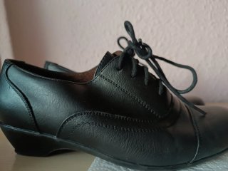 Zapatos de tacón negros con cordones