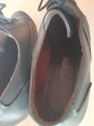 Zapatos de tacón negros con cordones