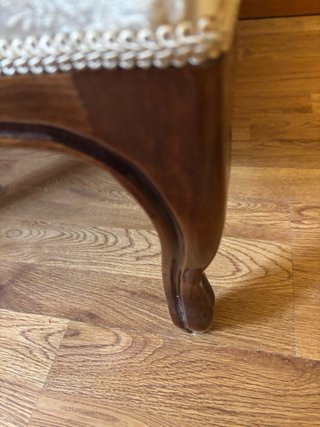 Sillón antiguo tapizado beige y madera