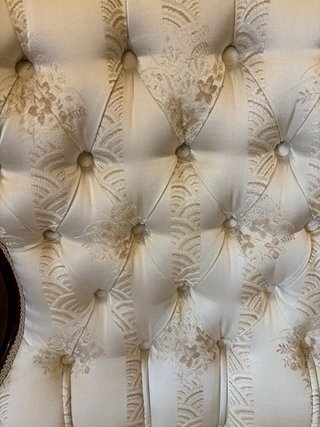 Sillón antiguo tapizado beige y madera