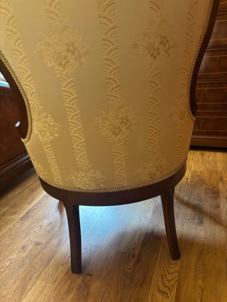 Sillón antiguo tapizado beige y madera