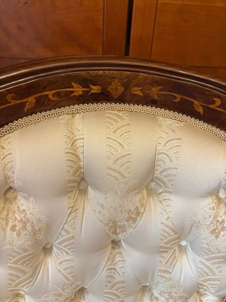 Sillón antiguo tapizado beige y madera